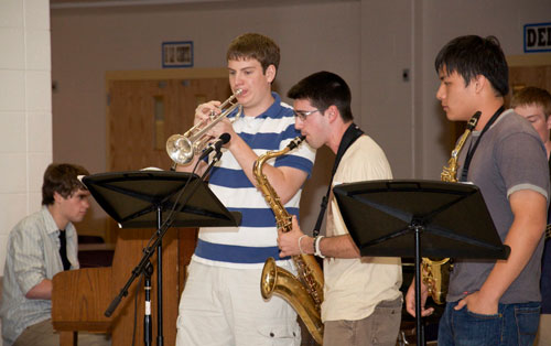 Post image for Open mike event raises $1,000 for Dennis Wrenn scholarship fund