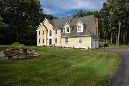 Post image for On the market this week in Southborough