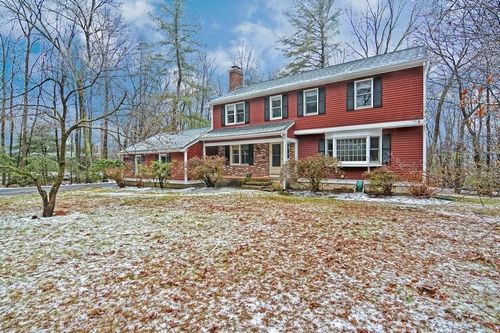 Post image for Featured Home: Classic, spacious Garrison in private setting; Open House Sunday