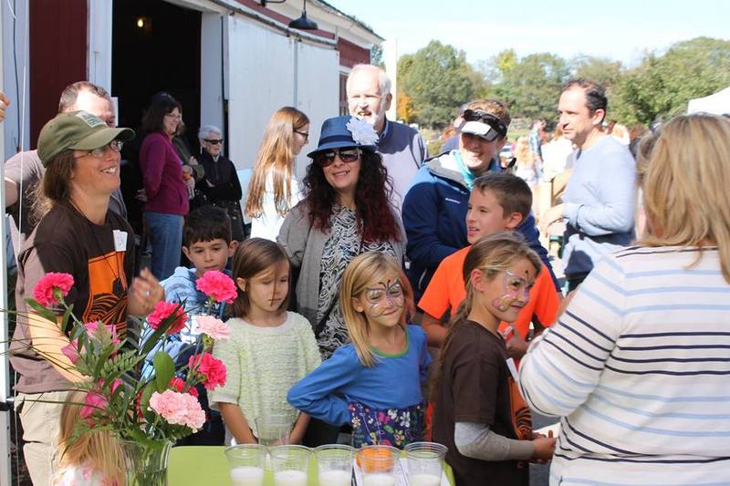 20151014_chestnut_hill_farm_festival_from_ttor_goat-miling-contest