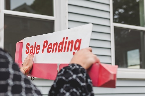 Sale pending sign photo from pexels by RODNAE Productions